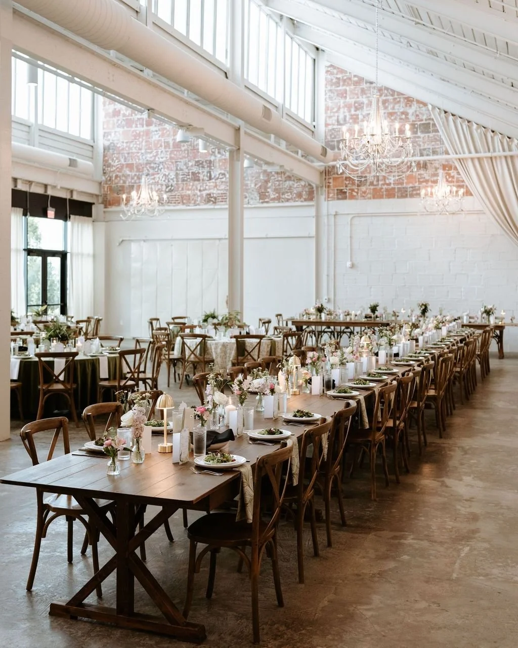 There's a certain magic in long farm tables. They never disappoint 👏🏼 || Inquiry today to learn about our in house inventory.
Photography: @christianreyesphoto
Planner: @alexisdoktordesigns