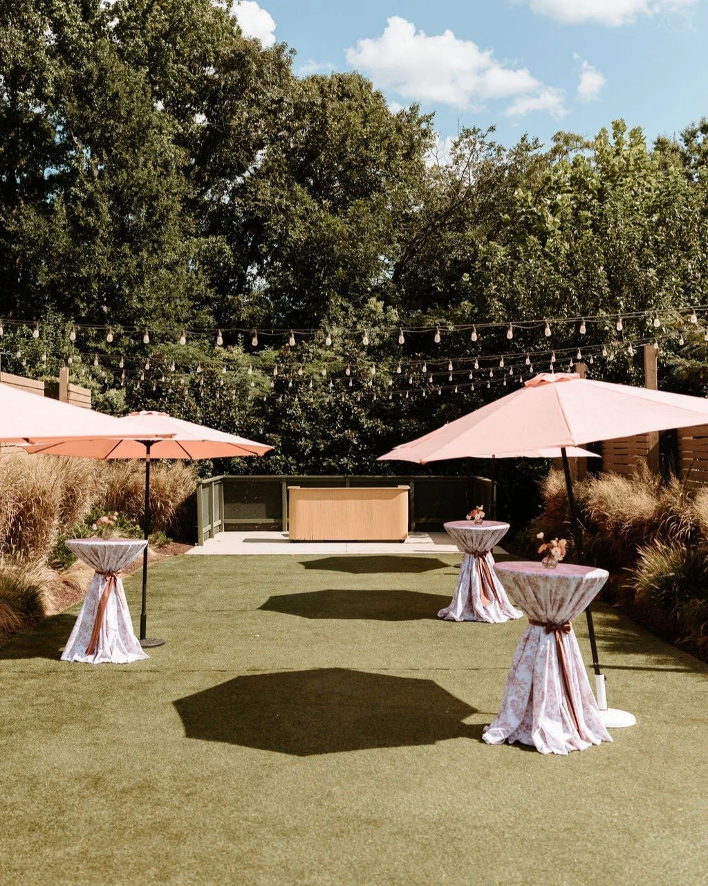 An alfresco cocktail hour made for mingling and laughter🍸 || 
Learn more at www.beaumonde.com.
Photographer: @christianreyesphoto
Planner: @arh_events 
Rentals: @wallflowereventco