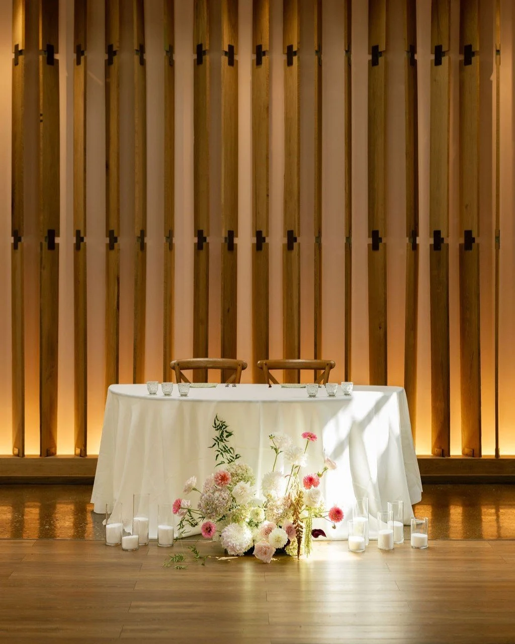 Main character energy: reserved for the newlyweds.👏🏼 || From sweet heart tables to head tables, our in house inventory allows you multiple options for you big day.
Planning: @leighahaynesweddings
Photography: @gabrielladunlevyphotography
Florals: