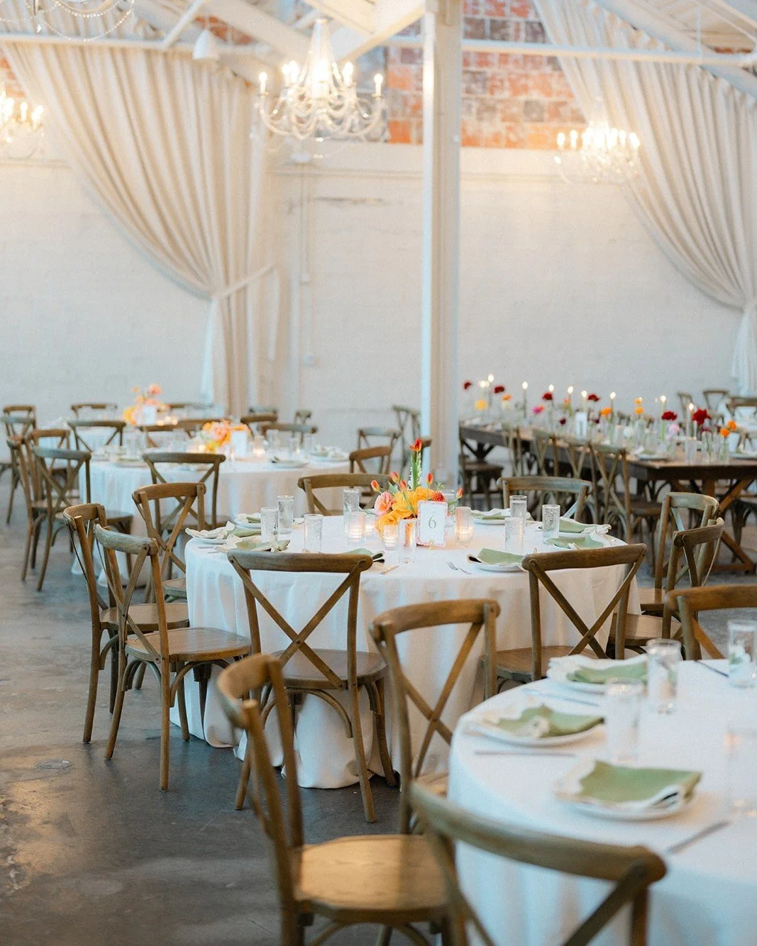 Designed for celebration. The Casey sets the scene for elevated receptions and unforgettable memories. 🤍 || Learn more at www.beaumonde.com
Photography: @simonanthonyphoto
Planner: @plainwithspinkles
Florals: @malayafloral