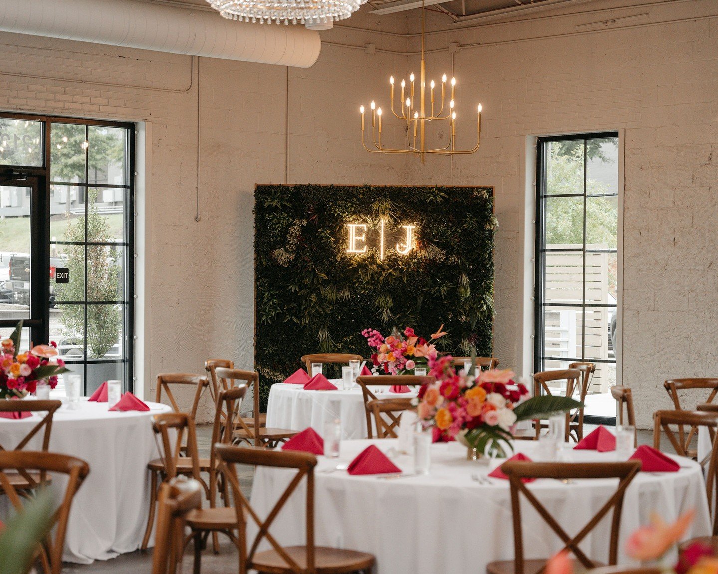 You can never go wrong with a little color✨ || From intentional lighting to curated inventory, The Ruth is a beautiful backdrop for any color palette.

Photography: @william_avery_photography
Planner: @arh_events
Florist: @livilove_flowers