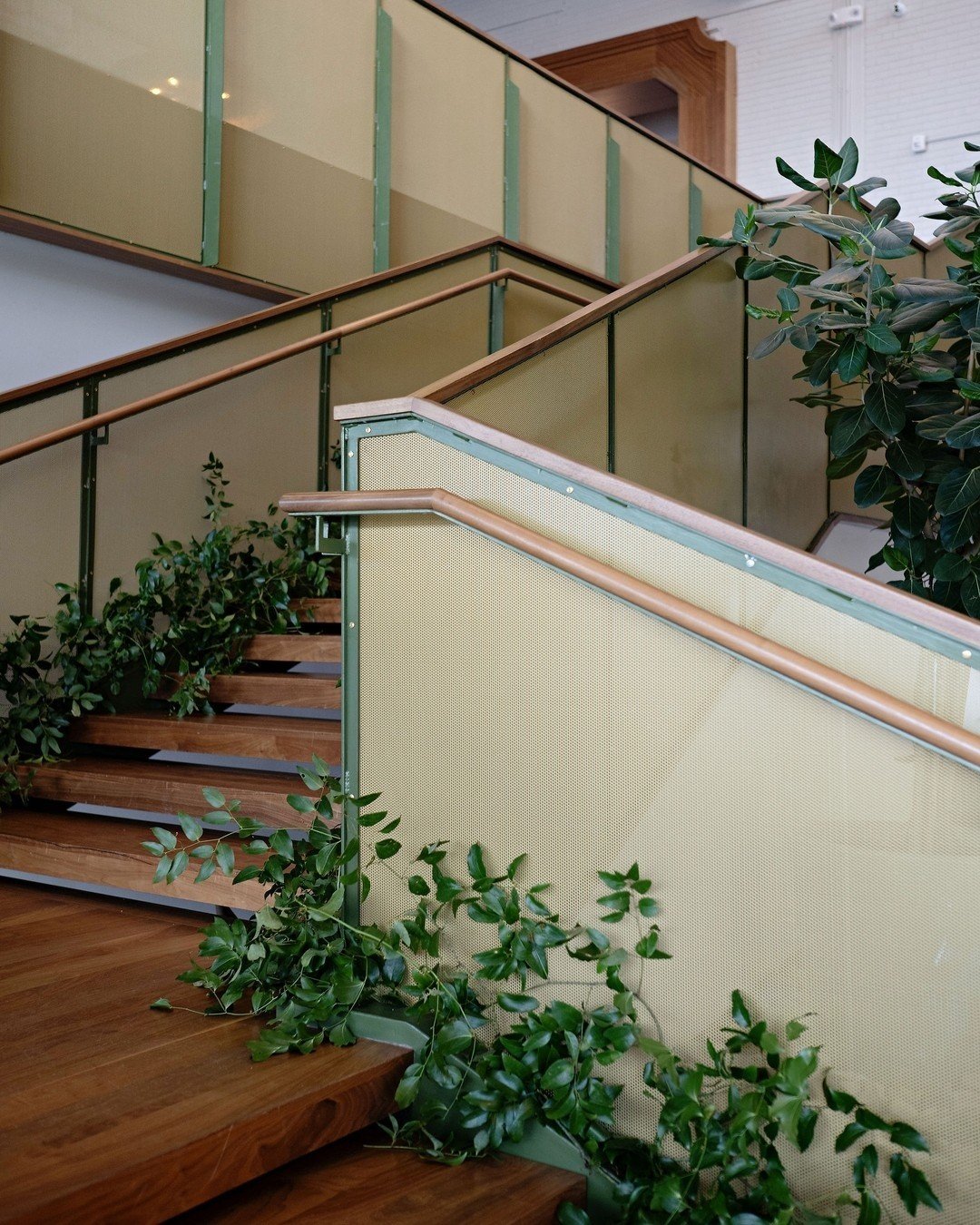 The stairs are (and will always be) the moment👏🏼 || From a beautiful entrance to a gorgeous photo op, our stairs were designed to add an elevated feature.

Photography: @thebeautifulmessphotography
Planner: @minttobewedding
Florals: @florabellanc