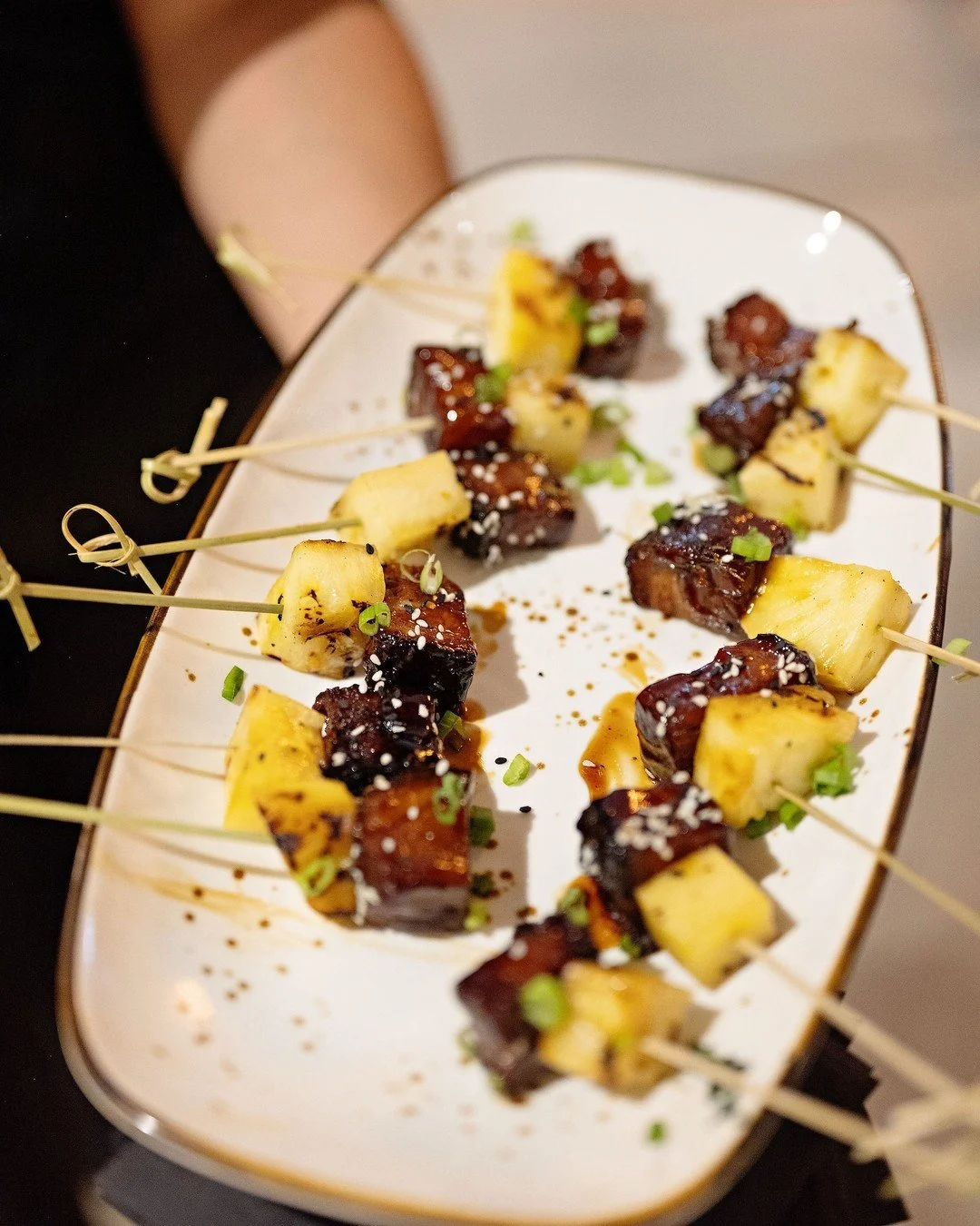 Passed bites and signature sips making their way through the room👏🏼 || Ask a Beau Monde expert on ways to elevate you event with our inhouse beverage and catering programs.

Photography: @thebeautifulmessphotography
Planner: @minttobewedding
Cateri