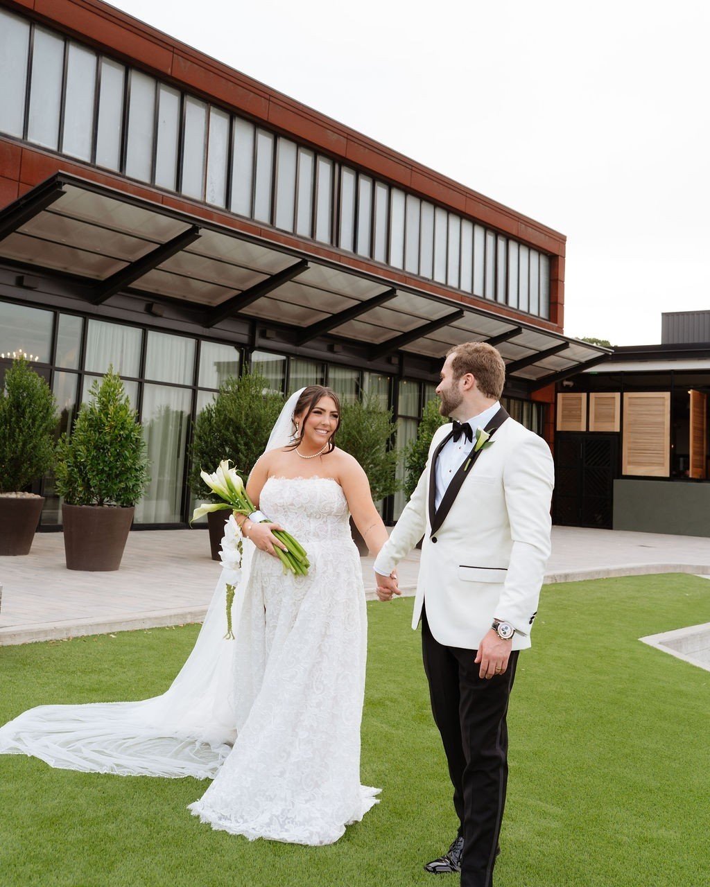 dreamy portraits, always 🤍 || Ask a Beau Monde expert about our most popular photo spots!

Photographer: @_mermac
Planner: @heather.leighandcoevents
Florals: @florallori
Dress: @anjoliquebridal