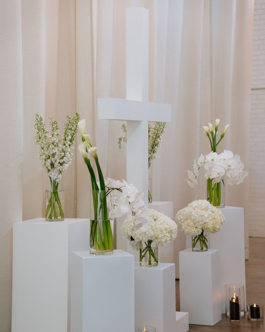 Details, details, details! 🤍 || Our white curtains make for the perfect blank canvas for beautiful ceremony displays.

Photographer: @_mermac
Planner: @heather.leighandcoevents
Florals: @florallori