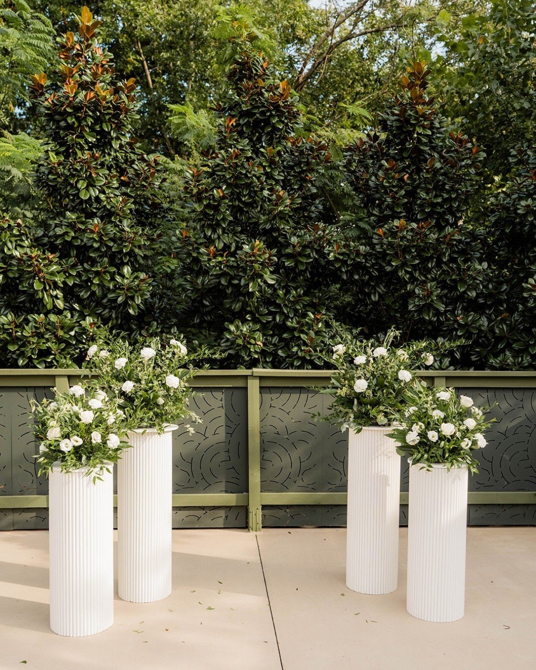 Surrounded by greenery, styled with intention.🌿 || Our garden space is perfect for wedding ceremony or cocktail hour.

Photography: @emilysmithphotography___