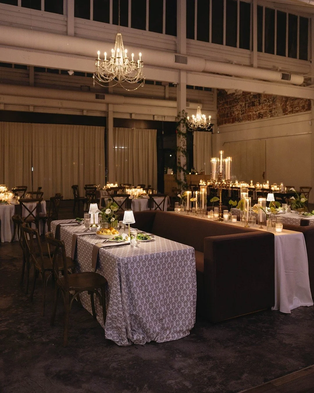 Thoughtful tablescapes, elevated dining, and an ambiance that sets the tone for the night.🤍 || The versatility of The Casey allows for creative freedom and endless floorplan options.

Planner: @_hueevents
Photographer: @thehazelclubphoto
Florist: @e