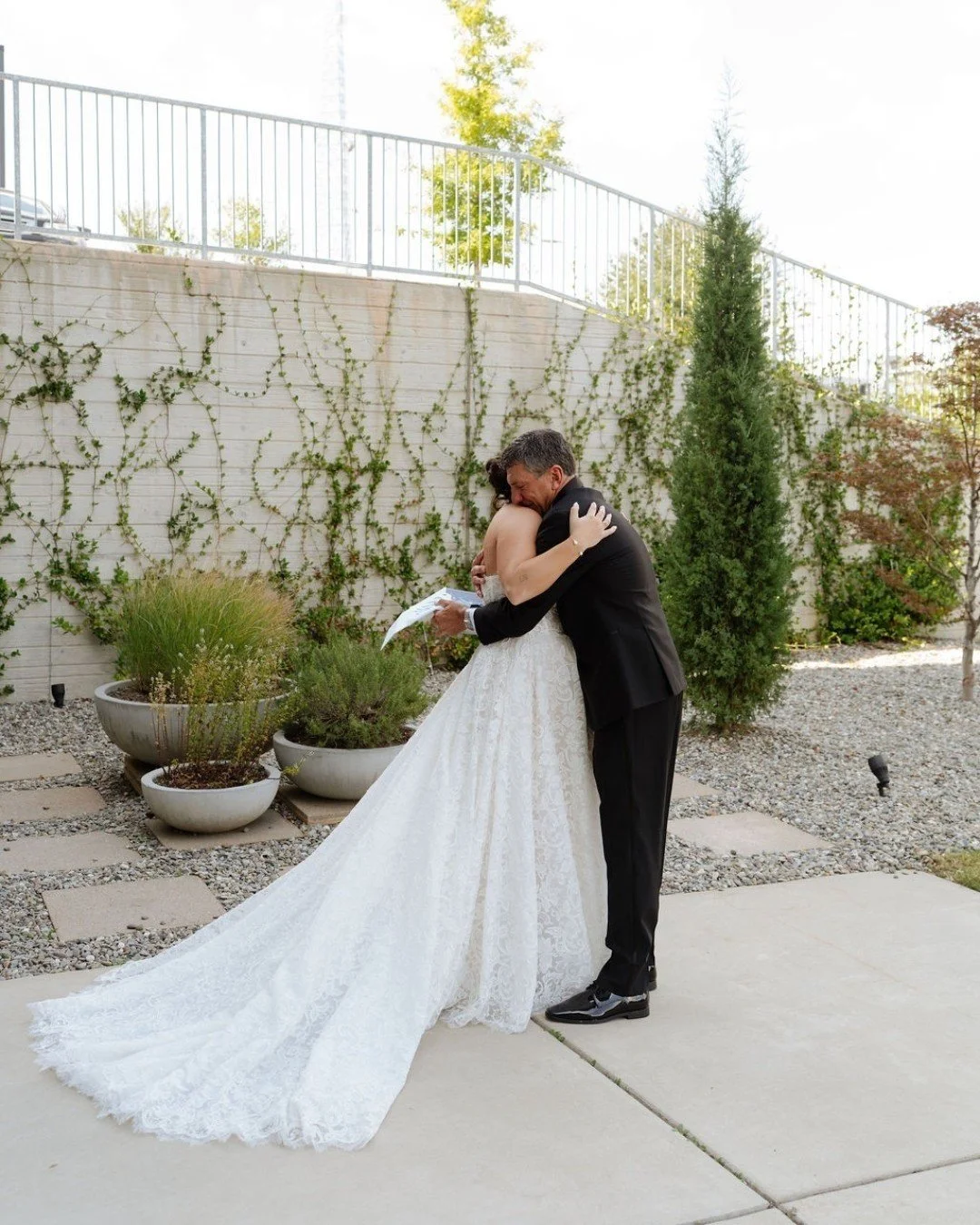 your sign to take photos in the courtyard🤍 || Chat with a Beau Monde expert today: events@beaumondevenues.com

Photographer: @_mermac
Planner: @heather.leighandcoevents
Florals: @florallori