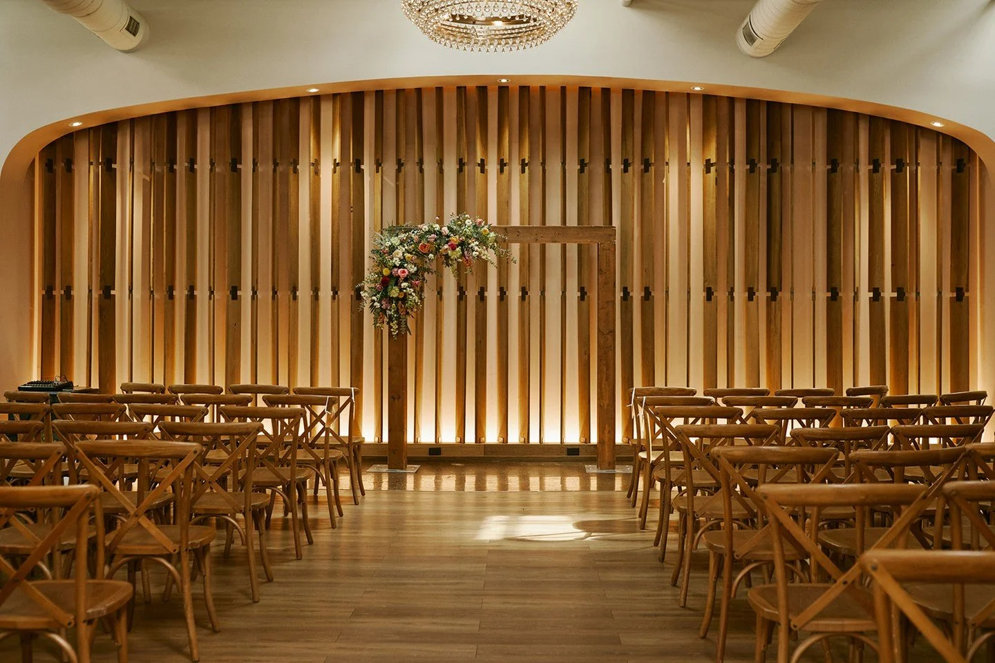 At The Ruth, every ceremony feels intentional, intimate, and undeniably beautiful.✨ || Our feature wall serves as the perfect backdrop for your indoor ceremony.

Photography: @sincerlysadiephotography
Planner: @arh_events
Floritst: @tammykdesigns