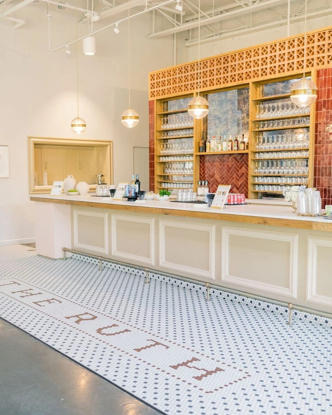 Where function meets fine art ✨ There&rsquo;s a specific magic when the lighting hits just right, the textures feel curated, and the architecture sets the stage for the first drink of the night.

Photography: @JodiGrayPhotography
Planner: @arh_events