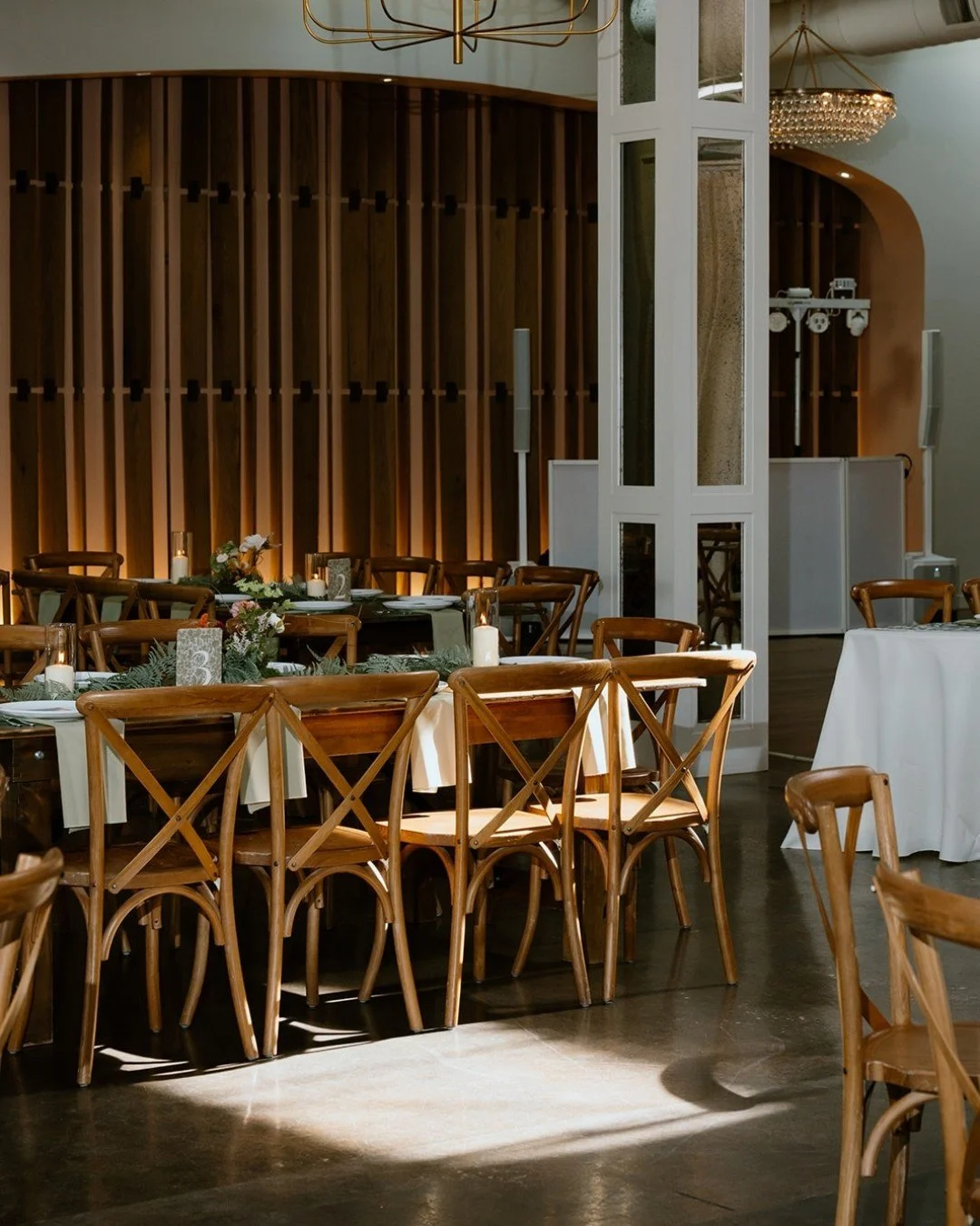 Sculpted light, curated moments. 🥂 || This isn't just a venue; it is a meticulously composed atmosphere where every line is an invitation to linger.

Coordinator: @meganbok
Photography: @livdouglasphoto