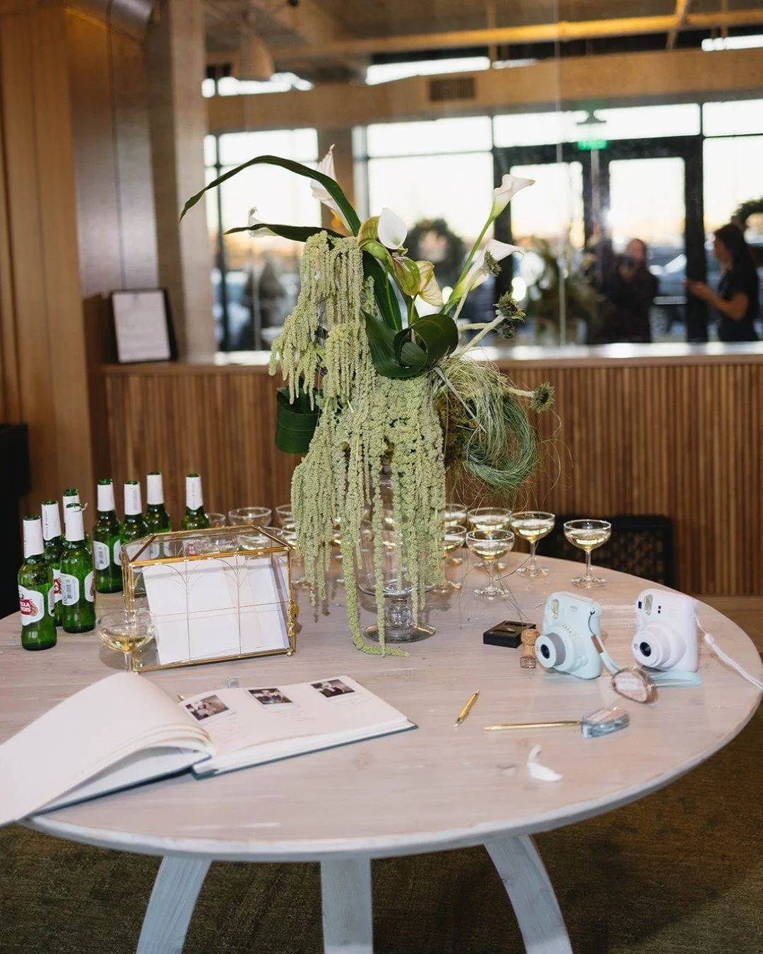 The ultimate welcome!|| Looking for a fun way to elevate your event? Ask us about welcome drinks!

Planner: @_hueevents
Photographer: @thehazelclubphoto
Florist: @everythingprettycollective
Bar: @cateringbybeaumonde