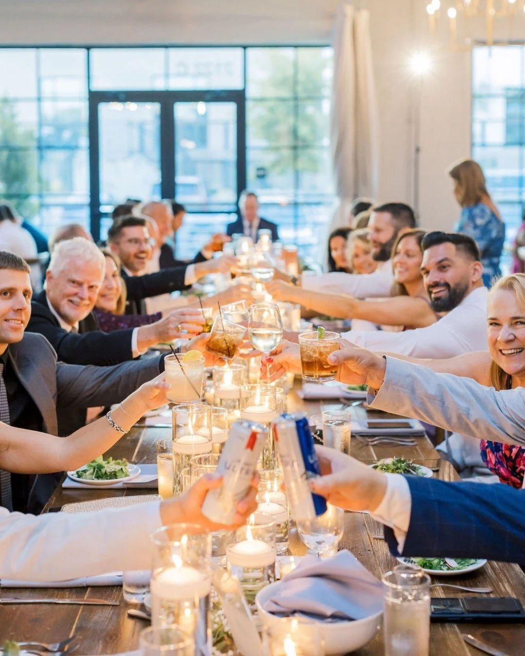The art of the communal table. 🥂 || In a space defined by soaring ceilings and raw textures, there&rsquo;s nothing quite like the energy of a packed long table, a heartfelt toast, and the glow of candlelight.

Photography: @JodiGrayPhotography
Plann