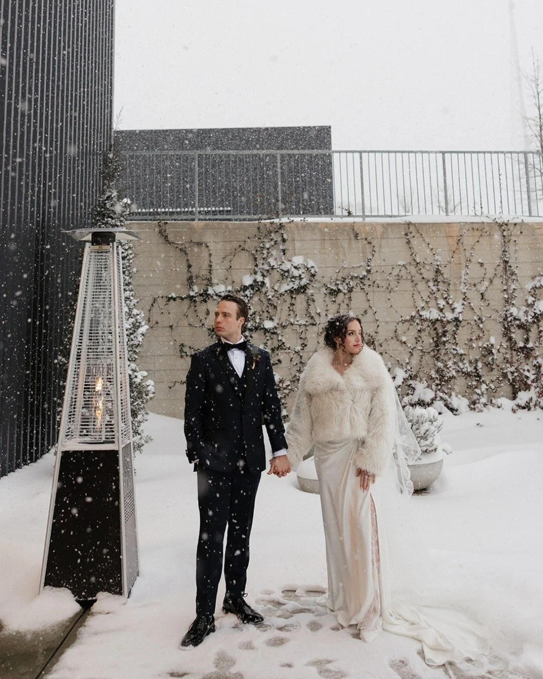 Modern elegance in a winter storm🤍 || Our courtyard transformed into a literal wonderland for this breathtaking moment. Proof that love looks good in every season at our venue.

Photography: @kdhuntphotographyllc
Planner: @lisapleasantevents