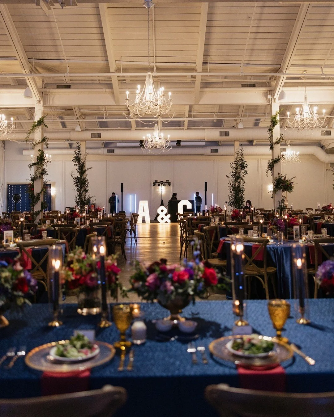 Dinner, drinks, and a whole lot of dancing.🍾 || Our expansive floor plan allows for grand table designs and a spacious dance floor, all under the glow of our signature chandeliers.

Photography: @kdhuntphotographyllc
Planner: @lisapleasantevents
Flo
