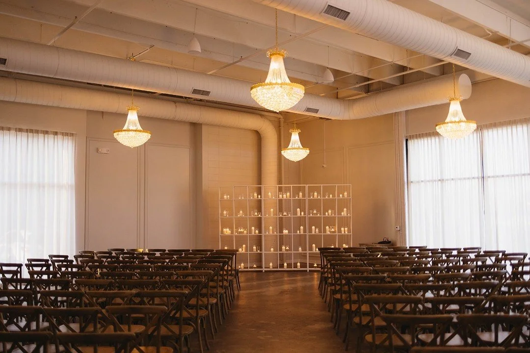 Golden hour, but make it candlelight.🕯️|| Ask a Beau Monde expert about our recommended ceremony options.

Planner: @_hueevents
Photographer: @thehazelclubphoto