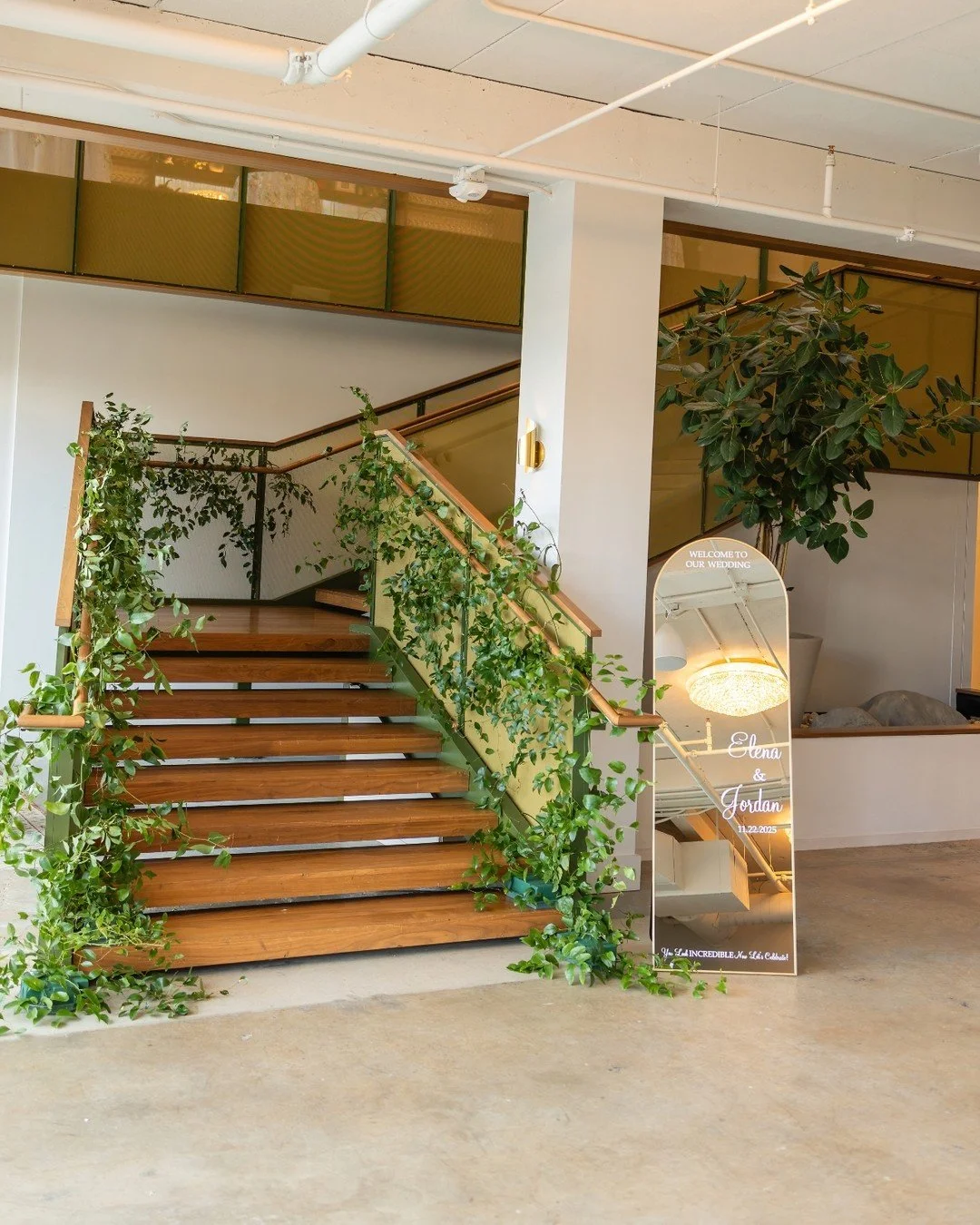 An entrance moment made memorable, from the very first step inside. 🌿 || Step into history and elegance at The Casey, a captivating venue nestled in the heart of Tryon Hills.

Photography: @timelesscarolinas
Planner: the_white_rose_co
Florals: @litt