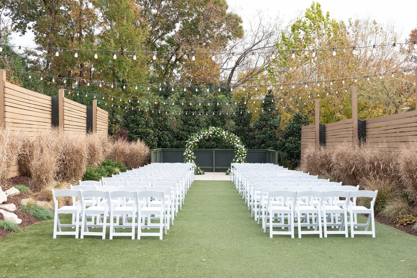 Under the glow of the garden lights✨|| Schedule a tour through the link in our bio!

Photography: @hoh_weddings