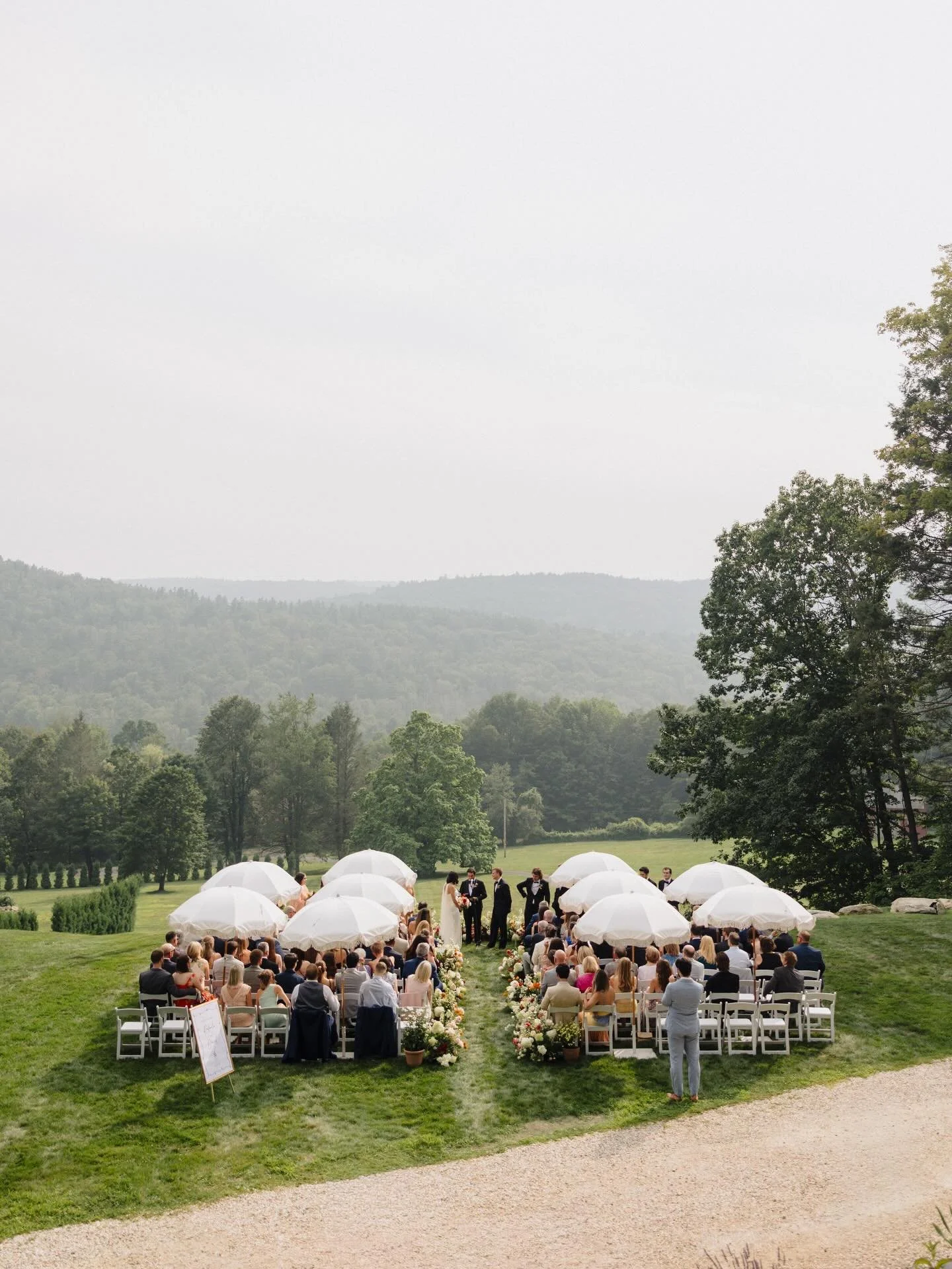 My first time in the Berkshires and it will not be the last!!! WOW I&rsquo;m still in awe of Rafaela and Dave&rsquo;s day. Truly one of my favorite wedding days I&rsquo;ve ever shot! 
shot for @markwspooner