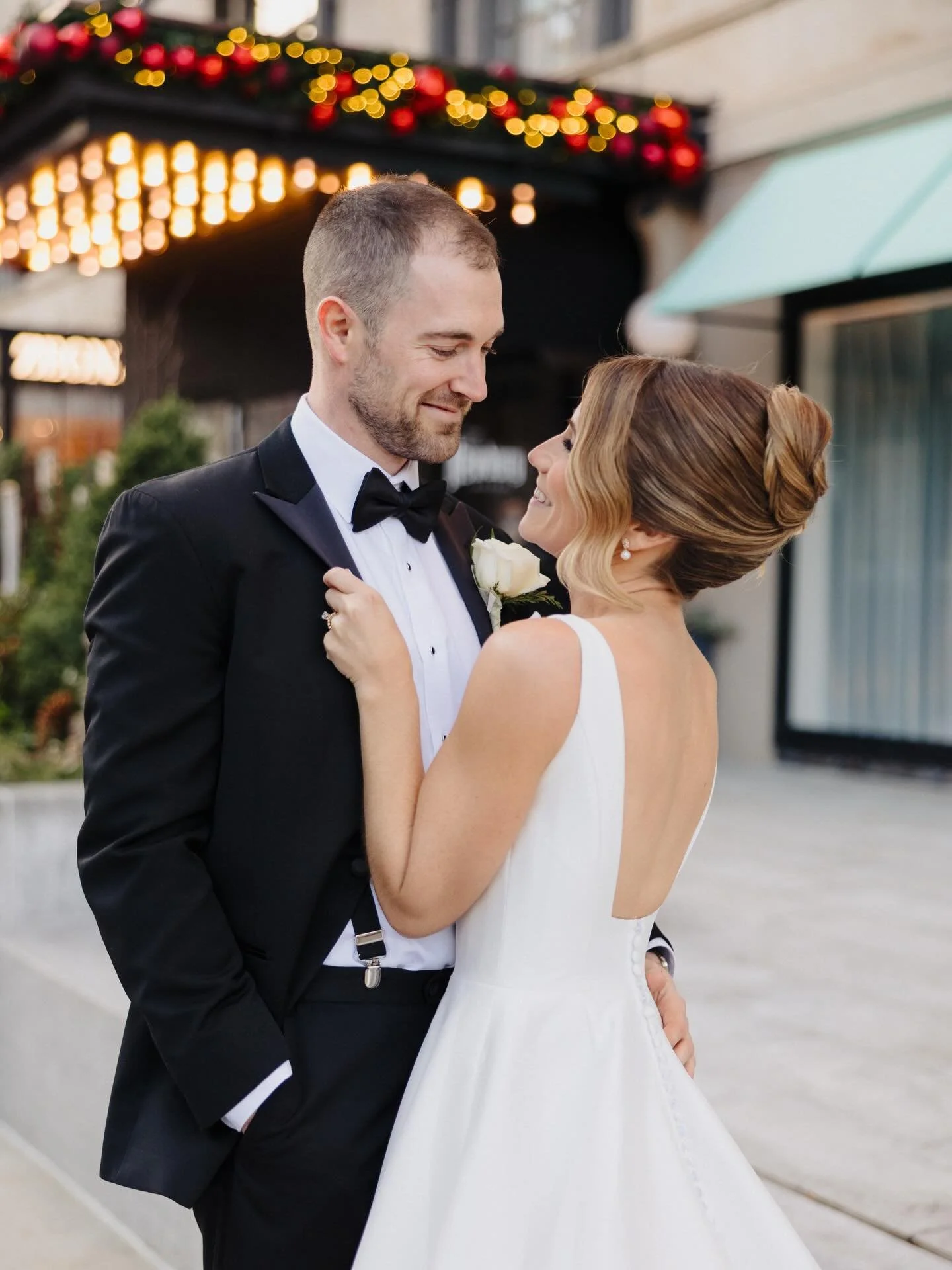 Eileen and Conor in the heart of Boston this December! I love this day, even when I had to shoot a full wedding party on the bridge at the gardens hahah 

Coordinator @eventplanningbysara16 
Video @storyboxfilm 
Florist @parkerflorist 
Dress @vows_br