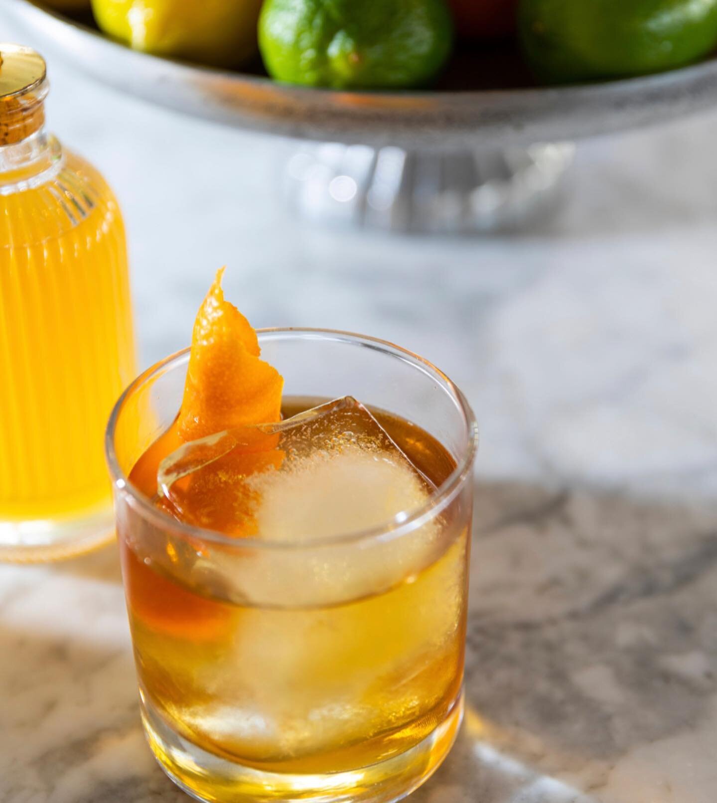 When the light hits just right ✨
Old Fashioned ~ knob creek, cointreau noir, rhubarb bitters, agave, orange peel 🥃
All of our classic cocktails are $6 during happy hour! #cheers #relishrestaurantandbar #houston #houstonhappyhour