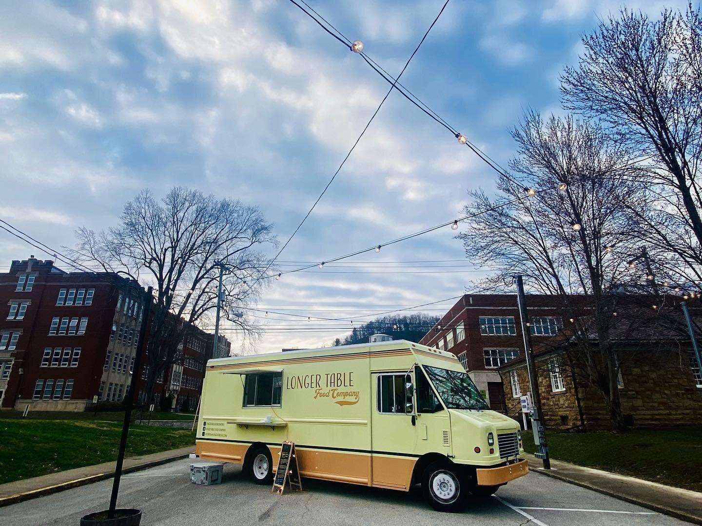 🌼happy first week of April! We&rsquo;ve got two dinners set ups and two lunch set ups for y&rsquo;all this week.🌼 we can&rsquo;t wait to see you! 

Tuesday- HVAC Outlet (Mount Sterling) 11am-1:30pm
Wednesday- Sawstone Brewery (Morehead) 5:30pm-8:00