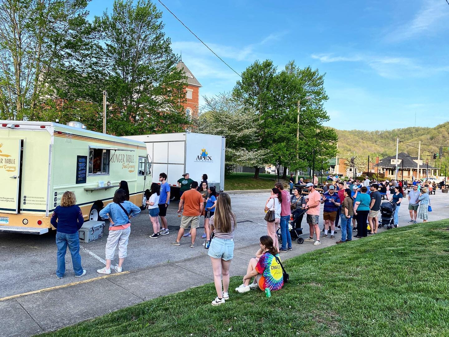 🍴schedule this week 🍴

hi friends! We&rsquo;re gonna be set up a few places this week! Here&rsquo;s our schedule: 

Wednesday- Sawstone Brewery: 5:30pm-8ish
Thursday- Back&rsquo;s Auto Auction: 11:00am-1:30pm
Friday-Sterling Microbrewery: 5:30-8ish