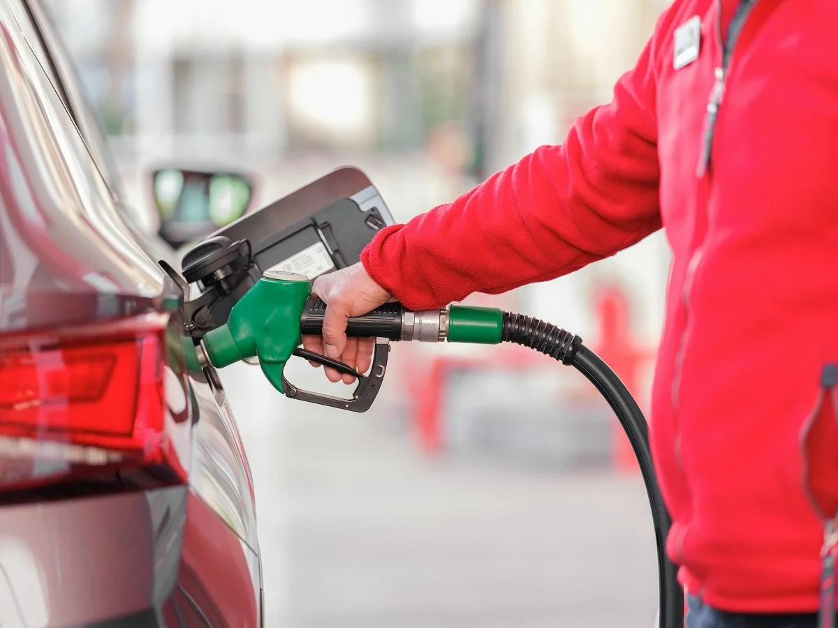 Conoce los requisitos del complemento de hidrocarburos en CFDI y las consecuencias fiscales de no incluirlo en facturas de combustible.