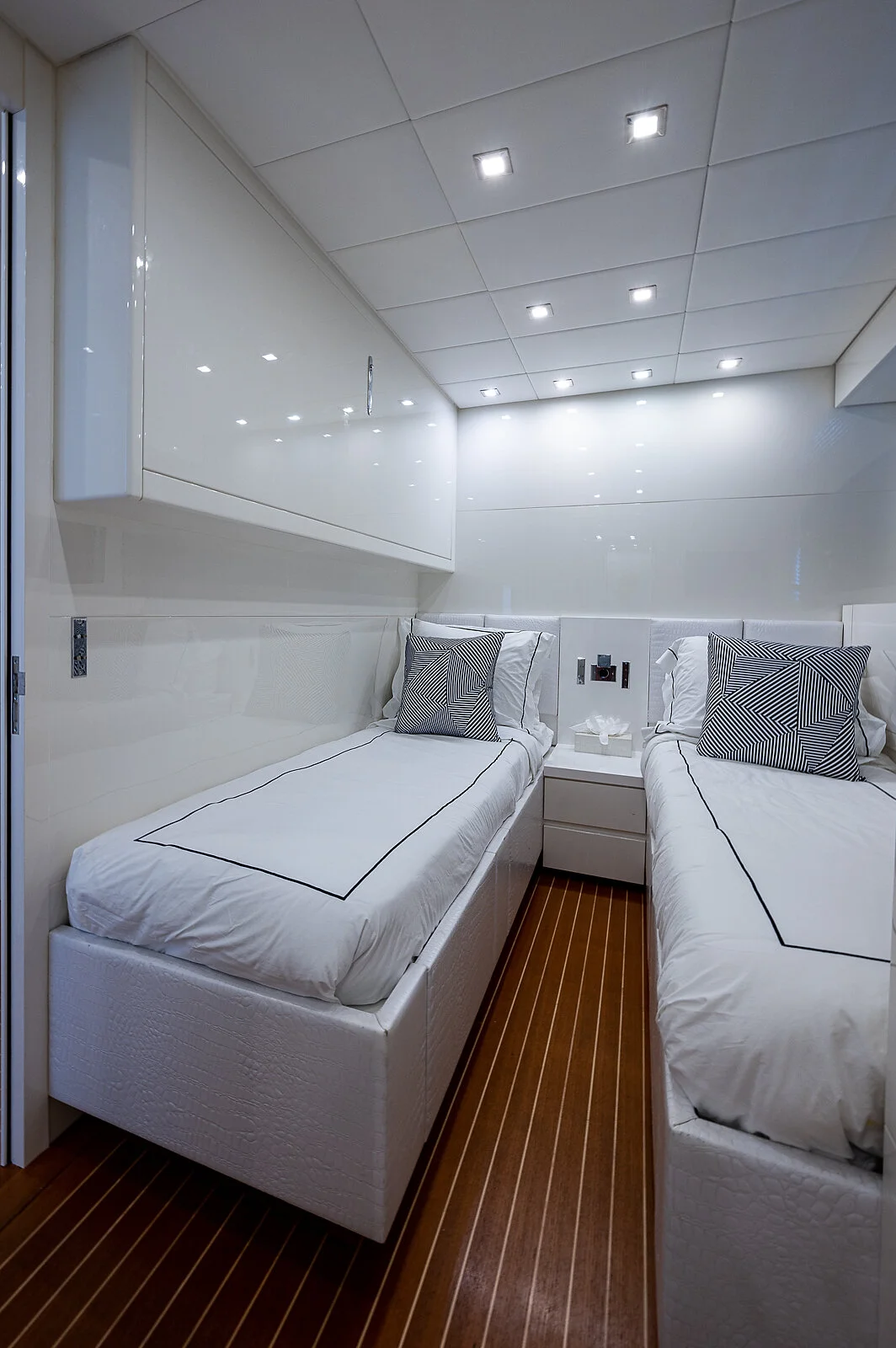 101_leopard_starboard_guest_stateroom4.jpg
