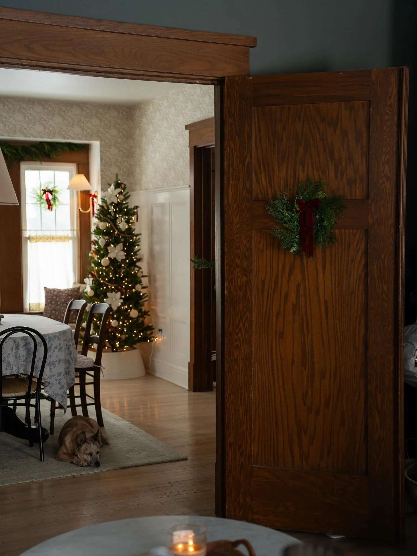 &ldquo;Just put a bow on it&rdquo; &hellip; that&rsquo;s been my Christmas decorating motto this year 😜

In my opinion, everything looks better with a bow on it! 

wouldn&rsquo;t you agree? 

-

#kindredhomestead
#heritageholidayhome
#1920shome
#liv