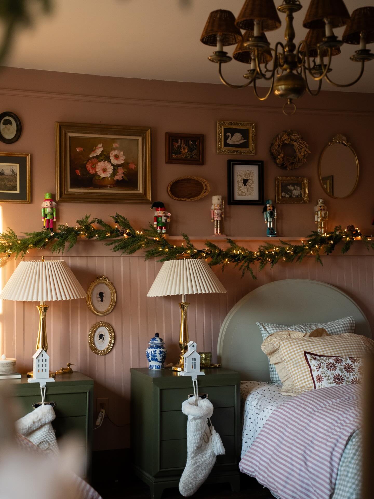 One last set of Christmas stills before it all comes down. 🥹 It&rsquo;s always so bittersweet to me taking down the twinkle lights and watching as the Christmas magic slowly fades. 

But I also know how much I love the feeling of a clean and &ldquo;