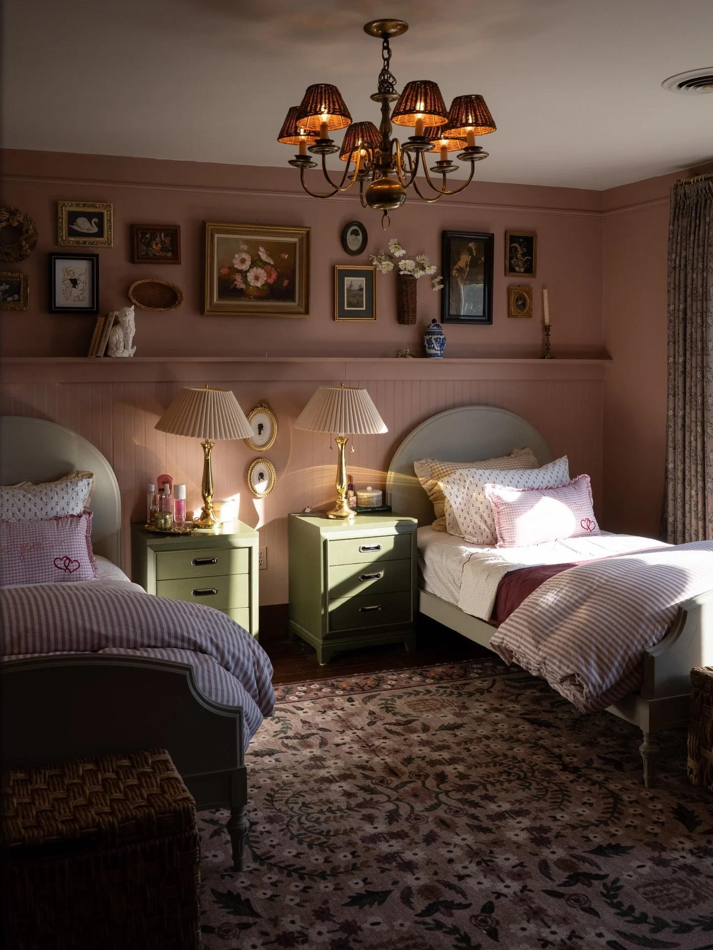 Happy Monday! What&rsquo;s the weather like by you?? Are you snowed in? Or without power? 

We are fortunate enough to have kept power while the snow came but we have another &ldquo;e-learning day&rdquo; for the kids today. 🙄

Hope you are all safe 