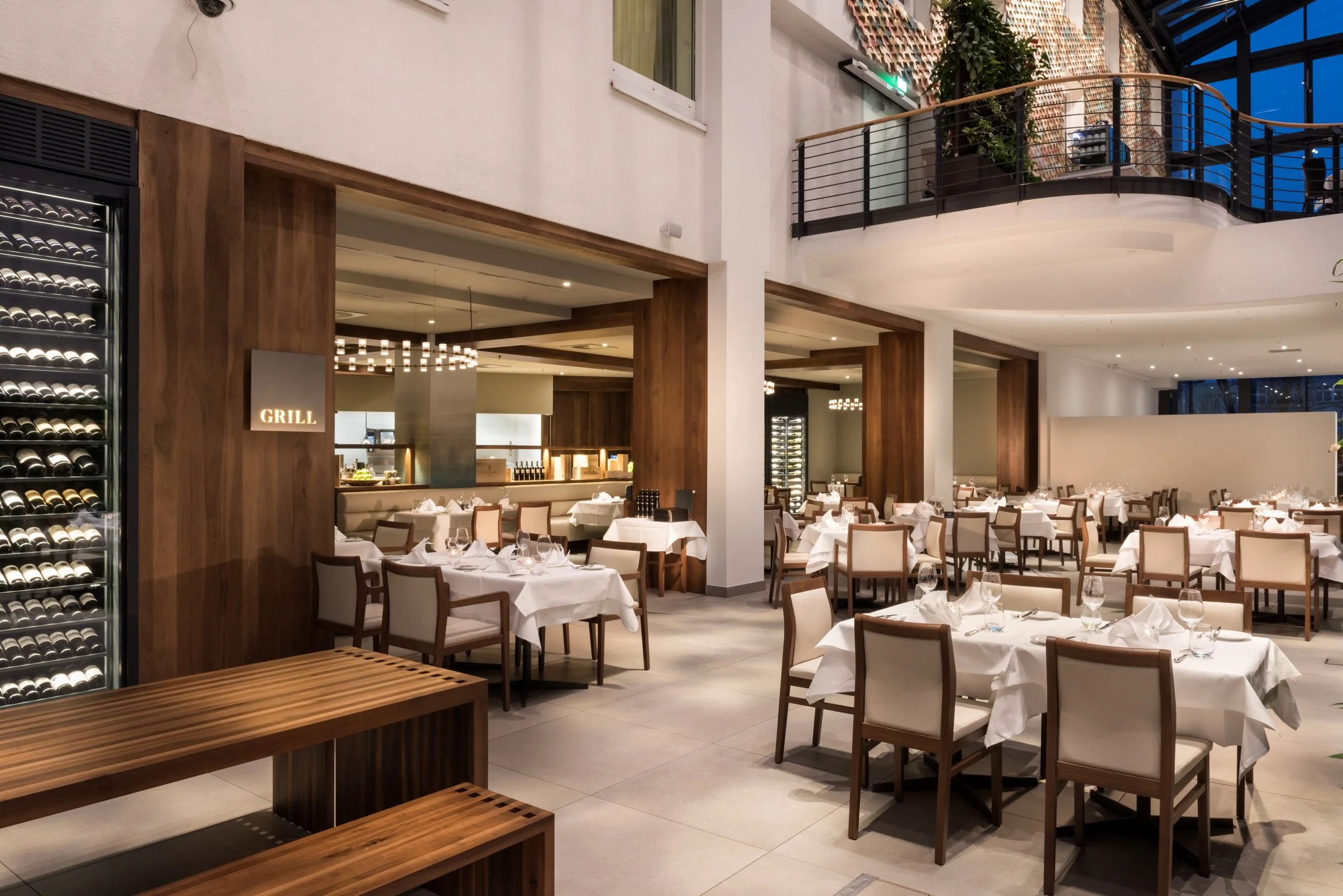 estrel-hotel-restaurant-grill-01.jpg