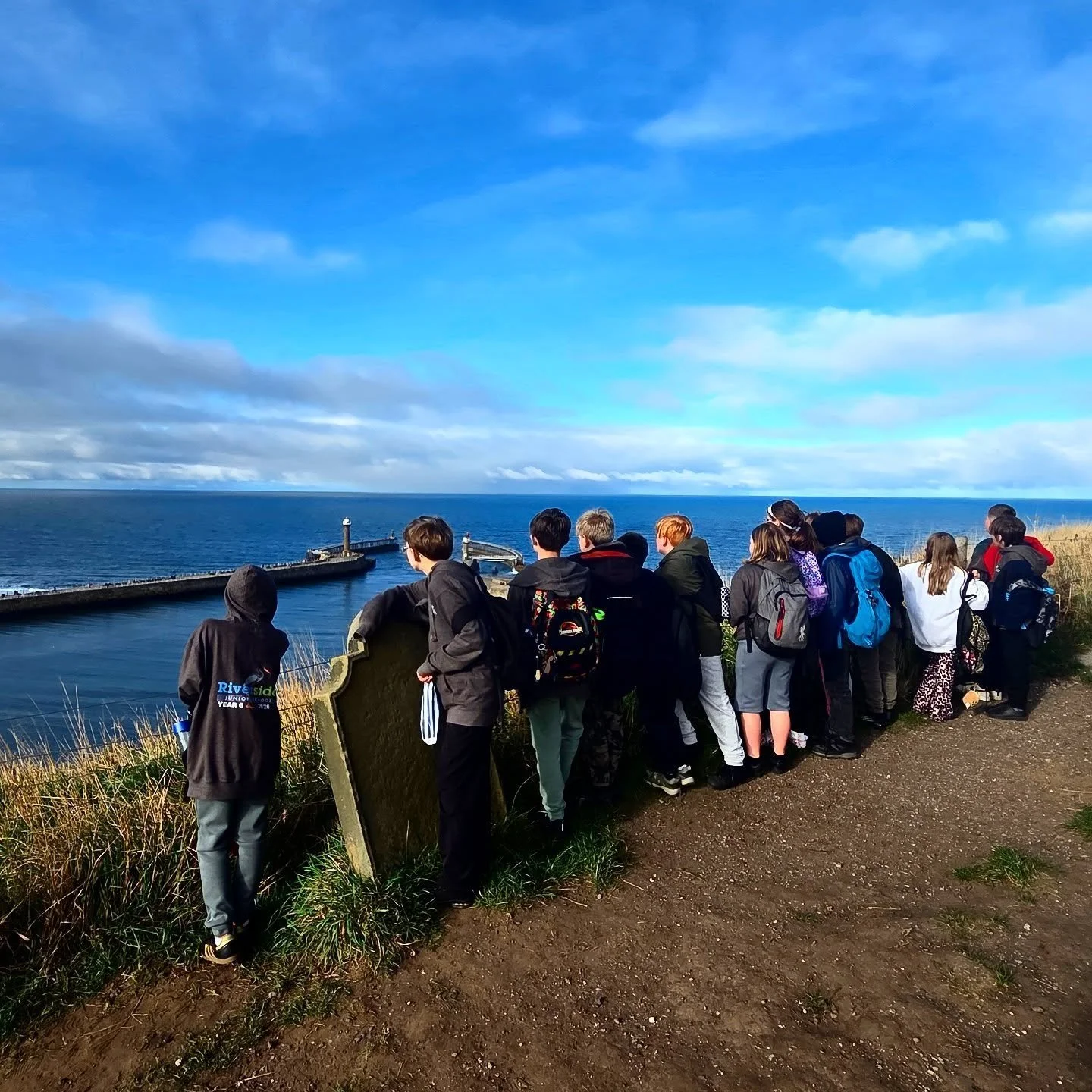 Ahoy there! These shipmates be having a whale of a time in Whitby! 🐳🏴&zwj;☠️ We dropped anchor and shore had an adventure searching for fossils and jet 🏴&zwj;☠️💎
