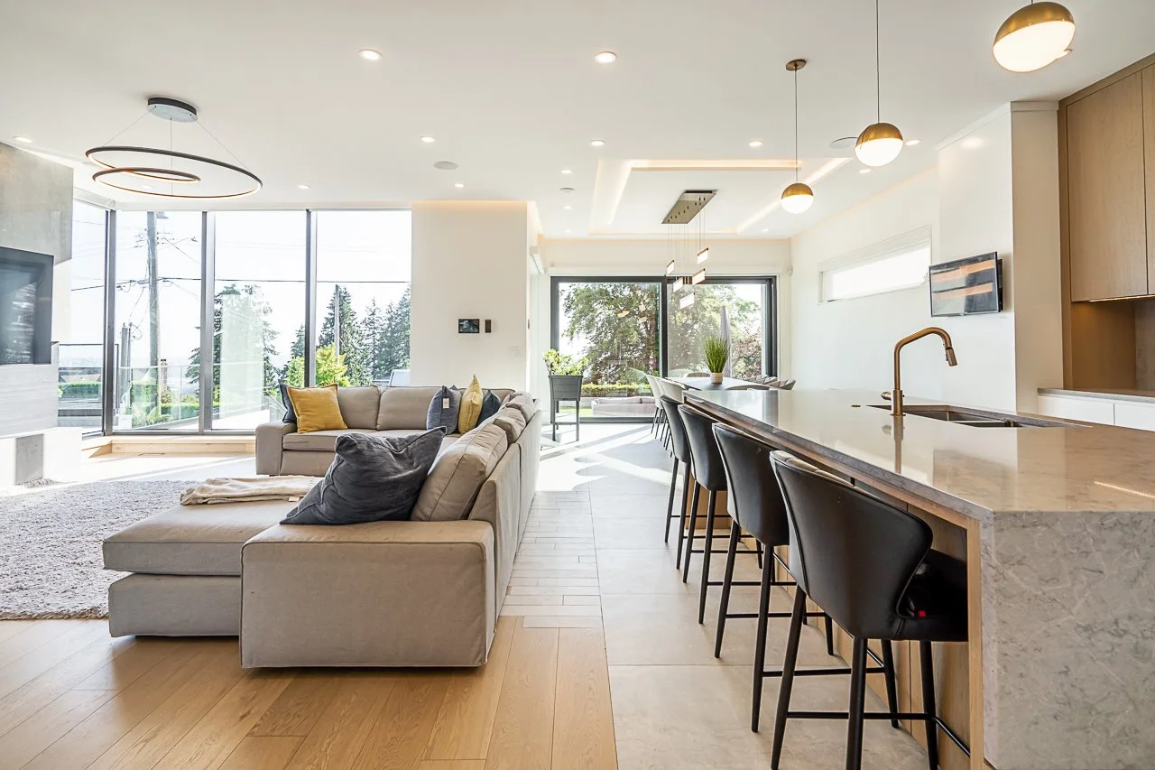 Living Room &amp; Kitchen