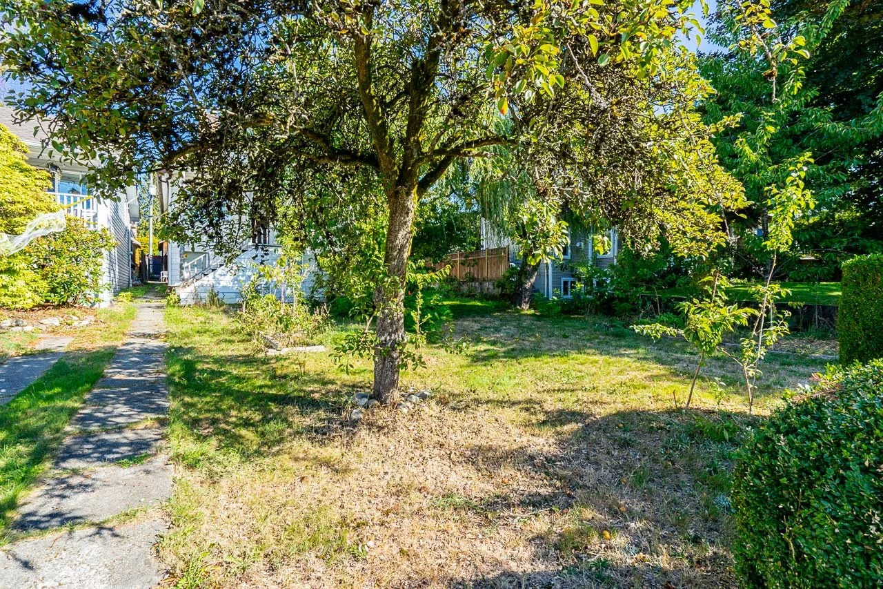 618 4th East Street North Vancouver-2.jpg