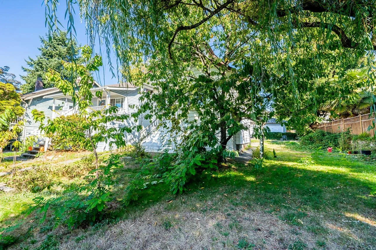 618 4th East Street North Vancouver-4.jpg