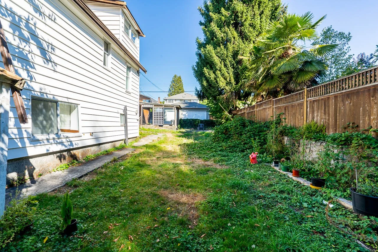 618 4th East Street North Vancouver-5.jpg