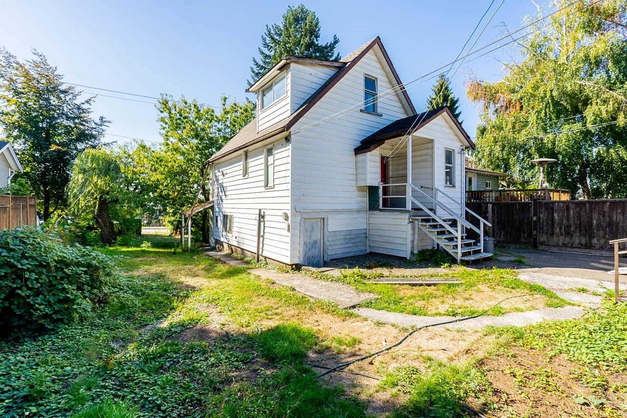 618 4th East Street North Vancouver-8.jpg