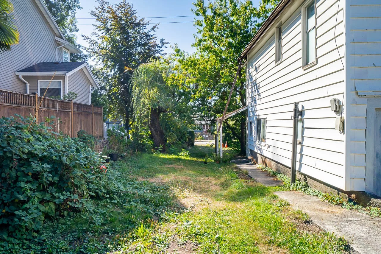 618 4th East Street North Vancouver-15.jpg