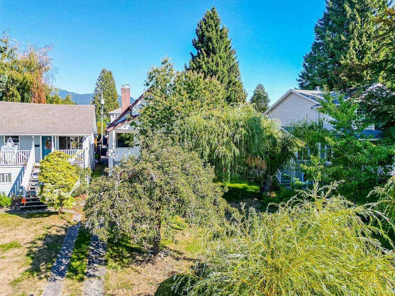 618 4th East Street North Vancouver-17.jpg