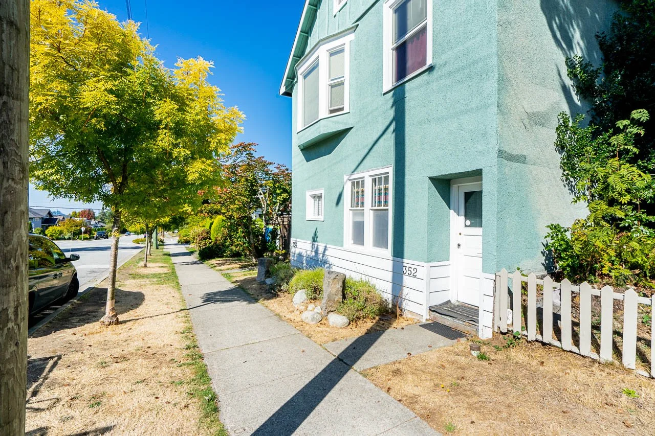 352 15th W Street North Vancouver-5.jpg
