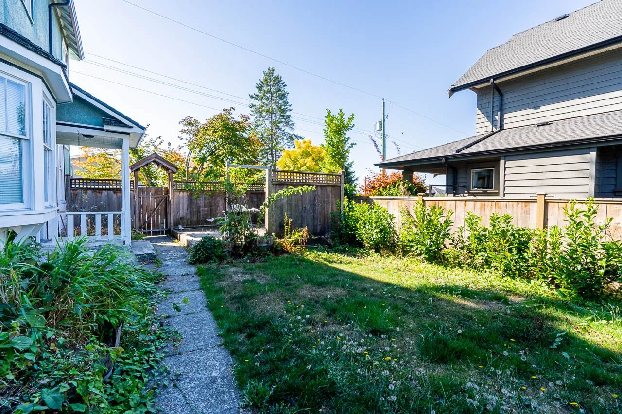 352 15th W Street North Vancouver-11.jpg
