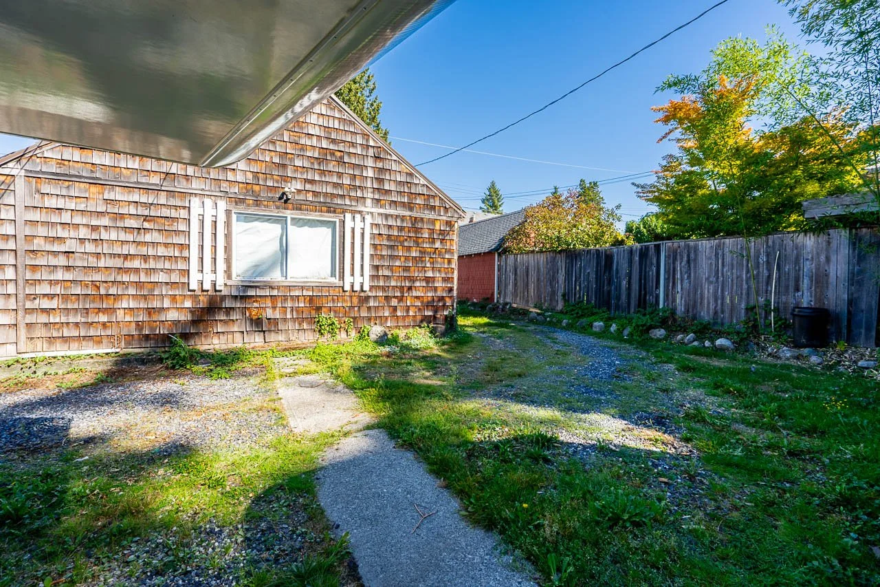 352 15th W Street North Vancouver-13.jpg