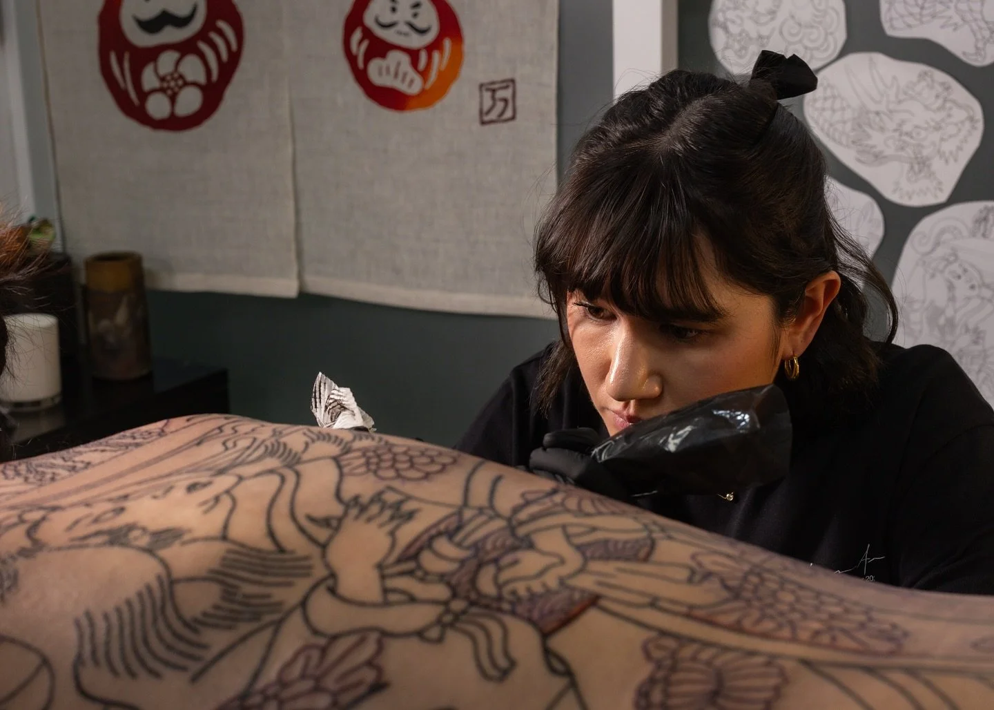 Horiyama working on a Kiyohime back piece

To book in with @horiyama_ you can head to her website and fill out an inquiry form or get in touch with us:

📧 info@sunsettattoo.co.nz
🛜 www.sunsettattoo.co.nz

#sunsettattoonz #aucklandtattoo #japaneseta