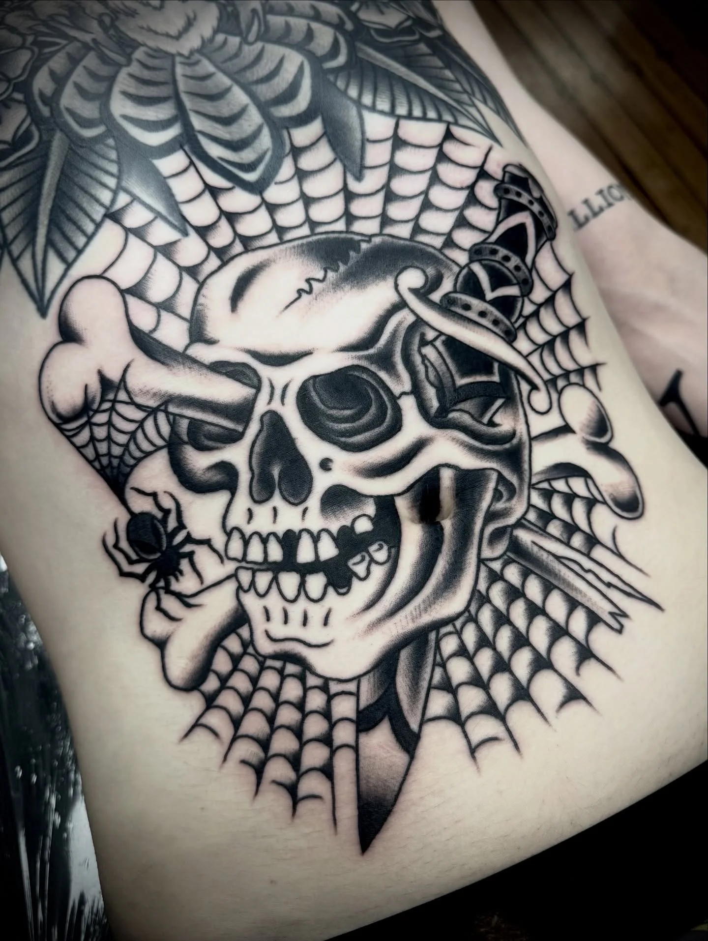 Epic stomach tat by @gordy_evelyn_tattooer 

To book with Gordy get in touch with us at:

📧 info@sunsettattoo.co.nz
🛜 www.sunsettattoo.co.nz

#sunsettattoonz #aucklandtattoo #traditionltattoo #skulltattoo