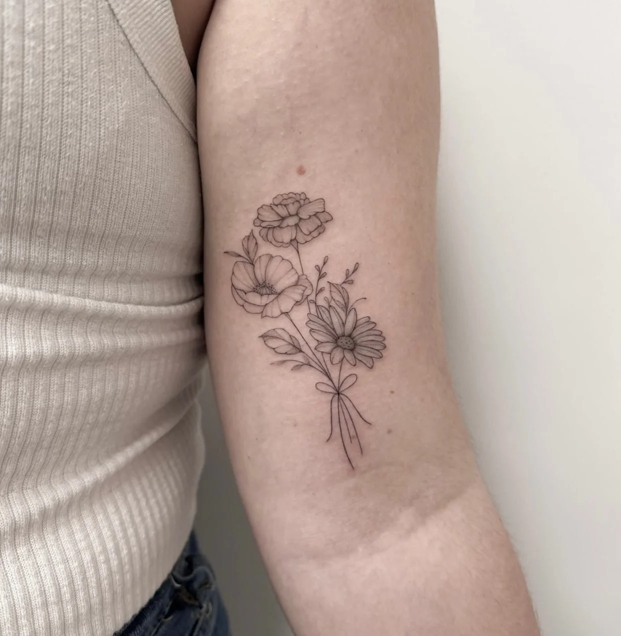 Florals by @veroalarcon.tattoo 

To book in with Veronica you can message her directly or get in touch with us:

📧 info@sunsettattoo.co.nz
🛜 www.sunsettattoo.co.nz

#sunsettattoonz #aucklandtattoo #finelinetattoo #fineline #floraltattoos