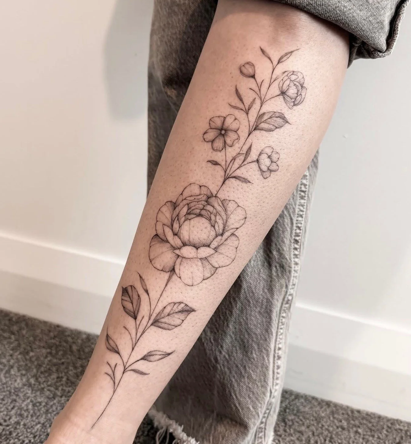 Floral forearm by @veroalarcon.tattoo 

To book with Veronica you can message her directly or get in touch with us:

info@sunsettattoo.co.nz
www.sunsettattoo.co.nz

#sunsettattoonz #aucklandtattoo #fineline #finelinetattoo #floraltattoo
