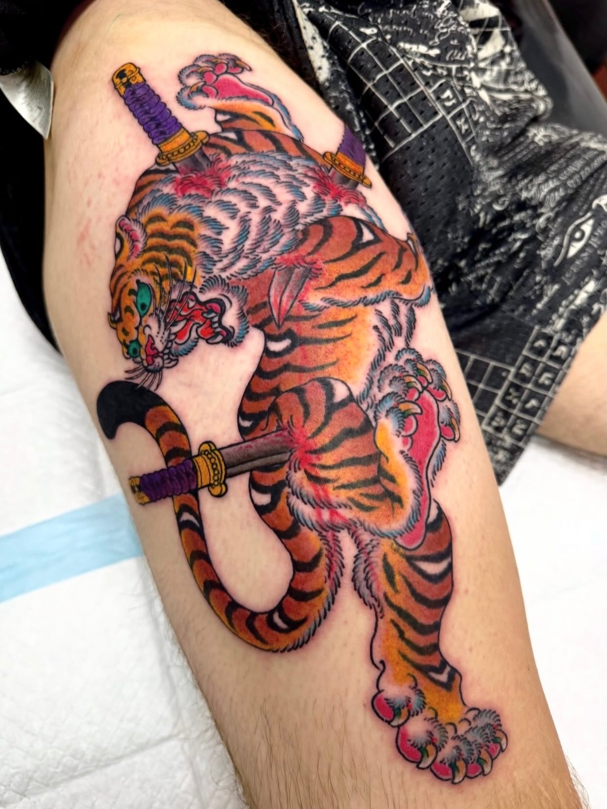 A classic @gordy_evelyn_tattooer tiger!

Email the studio to book with Gordy:

info@sunsettattoo.co.nz
www.sunsettattoo.co.nz

#sunsettattoonz #aucklandtattoo #tigertattoo #traditionaltattoo #japanesetattoo