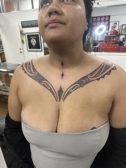 maori-ta-moko-chest-tattoo-auckland-sunset-tattoo-1.webp